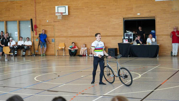 Philipp Thies Rapp freut sich nach seiner gelungenen Sieges-Kür, RSV Tailfingen, Deutschland Weltcup, Kunstrad, 01.08.2026 Weltcup, Kunstrad, 01.08.2026 Foto: Eibner-Pressefoto Pascal Sattler *** Philipp Thies Rapp celebrates after his successful winning routine, RSV Tailfingen, Germany, World Cup, Artistic Cycling, August 1, 2026, World Cup, Artistic Cycling, August 1, 2026. Photo: Eibner Press Photo by Pascal Sattler Copyright: xEibner-Pressefotox EP_PSR