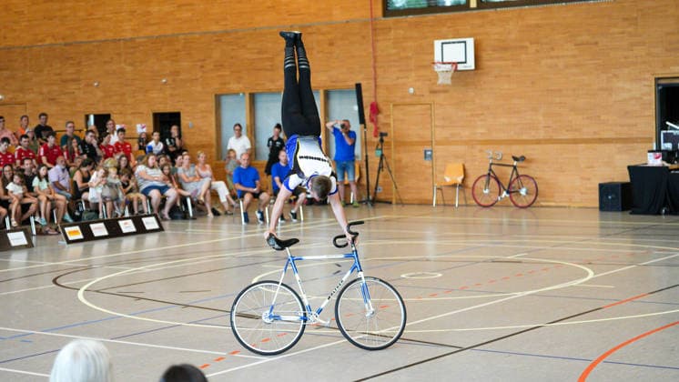 Linus Weber macht Handstand bei Kür, SV Kirchdorf, Deutschland, Weltcup, Kunstrad, 01.08.2026 Weltcup, Kunstrad, 01.08.2026 Foto: Eibner-Pressefoto Pascal Sattler *** Linus Weber does a handstand during his freestyle routine, SV Kirchdorf, Germany, World Cup, artistic cycling, August 1, 2026 World Cup, artistic cycling, August 1, 2026 Photo: Eibner Press Photo by Pascal Sattler Copyright: xEibner-Pressefotox EP_PSR