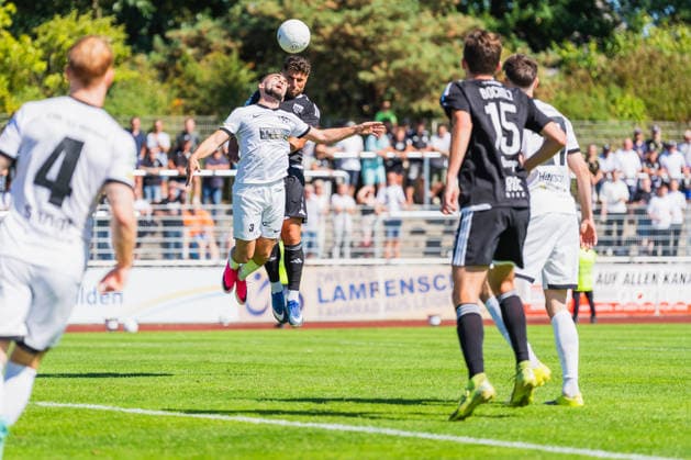 Arton Tolaj (VFB Hilden, 03) und Malek Fakhro (1. FC Bocholt, 09) beim Kopfballduell VFB Hilden vs. 1. FC Bocholt, Fussball, Regionalliga-West, 01.Spieltag, Saison 2026 27, 01.08.2026, VFB Hilden vs. 1. FC Bocholt, Fussball, Regionalliga-West, 01.Spieltag, Saison 2026 27, 01.08.2026 Hilden *** Arton Tolaj (VFB Hilden, No. 03) and Malek Fakhro (1 FC Bocholt, No. 09) in a header duel during the VFB Hilden vs. 1 FC Bocholt match, soccer, Regionalliga West, Matchday 1, 2026–27 season, August 1, 2026, VFB Hilden vs. 1 FC Bocholt, soccer, Regionalliga West, Matchday 1, 2026–27 season, August 1, 2026, Hilden Copyright: xEibner-Pressefoto LukasxBaldygax EP_LBA