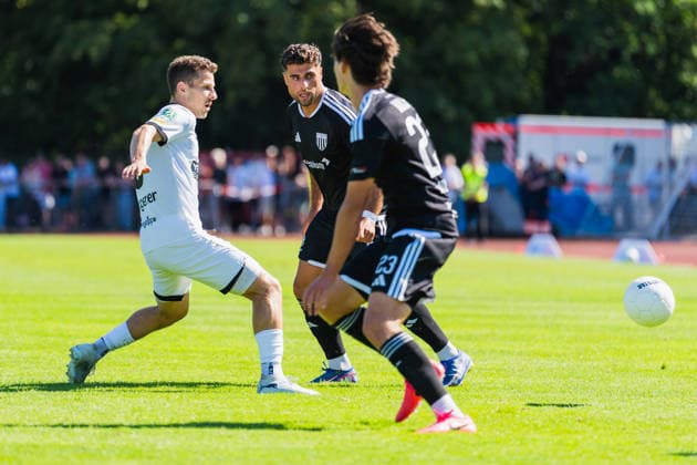 Lukas Lier (VFB Hilden, 08) schaut dem Pass von Malek Fakhro (1. FC Bocholt, 09) zu VFB Hilden vs. 1. FC Bocholt, Fussball, Regionalliga-West, 01.Spieltag, Saison 2026 27, 01.08.2026, VFB Hilden vs. 1. FC Bocholt, Fussball, Regionalliga-West, 01.Spieltag, Saison 2026 27, 01.08.2026 Hilden *** Lukas Lier (VFB Hilden, No. 08) watches a pass from Malek Fakhro (1 FC Bocholt, No. 09) during VFB Hilden vs. 1 FC Bocholt, soccer, Regionalliga West, Matchday 1, 2026–27 season, August 1, 2026, VFB Hilden vs. 1 FC Bocholt, Soccer, Regionalliga West, Matchday 1, 2026–27 Season, August 1, 2026, Hilden Copyright: xEibner-Pressefoto LukasxBaldygax EP_LBA