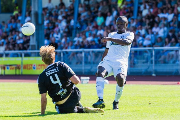 Kilian Zaruba (1. FC Bocholt, 04) graetscht in den Ball von Mohamed Cisse (VFB Hilden, 13) VFB Hilden vs. 1. FC Bocholt, Fussball, Regionalliga-West, 01.Spieltag, Saison 2026 27, 01.08.2026, VFB Hilden vs. 1. FC Bocholt, Fussball, Regionalliga-West, 01.Spieltag, Saison 2026 27, 01.08.2026 Hilden *** Kilian Zaruba (1 FC Bocholt), No. 04, tackles the ball from Mohamed Cisse (VFB Hilden), No. 13; VFB Hilden vs. 1 FC Bocholt, Soccer, Regionalliga West, Matchday 1, 2026–27 Season, August 1, 2026, VFB Hilden vs. 1 FC Bocholt, Soccer, Regionalliga West, Matchday 1, 2026–27 Season, August 1, 2026, Hilden Copyright: xEibner-Pressefoto LukasxBaldygax EP_LBA
