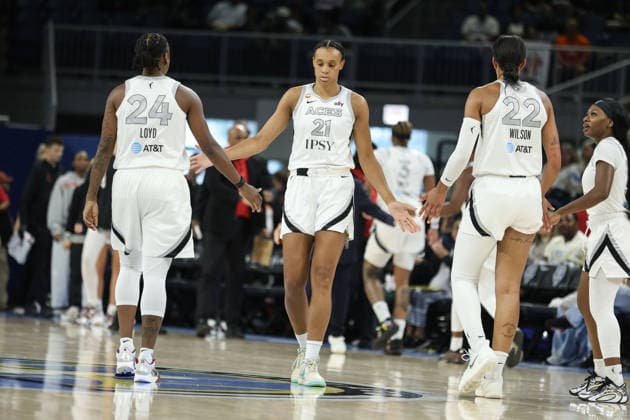 CHICAGO, USA - August 1: Brianna Turner (21 Las Vegas Aces) high-fives teammates Jewell Loyd (24 Las Vegas Aces) and A ja Wilson (22 Las Vegas Aces) during the game between the Chicago Sky and Las Vegas Aces at the United Center on Saturday, August 1 in Chicago, USA  Copyright: xShainaxBenhiyoun SPPx Sportspressphoto_SPR198985