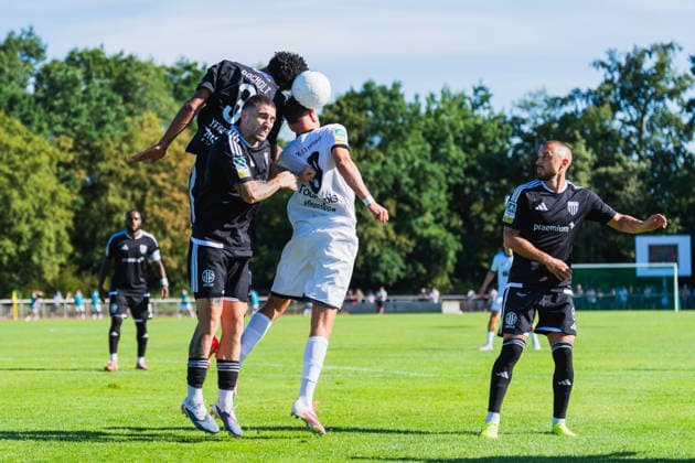 Elano Yegen (1. FC Bocholt, 03) und Marlon Frey (1. FC Bocholt, 18) im Kopfballduell mit Lukas Lier (VFB Hilden, 08), Stipe Batarilo-Cerdic (1. FC Bocholt, 08) schaut zu VFB Hilden vs. 1. FC Bocholt, Fussball, Regionalliga-West, 01.Spieltag, Saison 2026 27, 01.08.2026, VFB Hilden vs. 1. FC Bocholt, Fussball, Regionalliga-West, 01.Spieltag, Saison 2026 27, 01.08.2026 Hilden *** Elano Yegen (1 FC Bocholt, 03) and Marlon Frey (1 FC Bocholt, 18) in a header duel with Lukas Lier (VFB Hilden), 08, Stipe Batarilo Cerdic of 1 FC Bocholt, 08, watches as VFB Hilden faces 1 FC Bocholt, soccer, Regionalliga West, Matchday 1, 2026–27 season, August 1, 2026, VFB Hilden vs. 1 FC Bocholt, soccer, Regionalliga West, Matchday 1, 2026–27 season, August 1, 2026, Hilden Copyright: xEibner-Pressefoto LukasxBaldygax EP_LBA