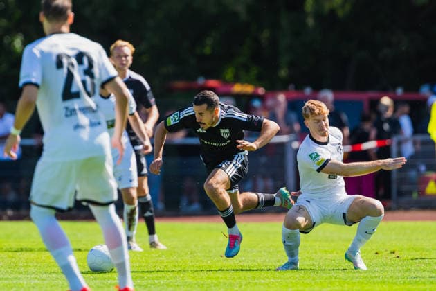 Marvin Lorch (1. FC Bocholt, 25) wird von Nick Sangl (VFB Hilden, 04) gefoult VFB Hilden vs. 1. FC Bocholt, Fussball, Regionalliga-West, 01.Spieltag, Saison 2026 27, 01.08.2026, VFB Hilden vs. 1. FC Bocholt, Fussball, Regionalliga-West, 01.Spieltag, Saison 2026 27, 01.08.2026 Hilden *** Marvin Lorch (1 FC Bocholt, 25) is fouled by Nick Sangl (VFB Hilden, 04) in the match between VFB Hilden and 1 FC Bocholt, soccer, Regionalliga West, Matchday 1, 2026–27 season, August 1, 2026, VFB Hilden vs. 1 FC Bocholt, Soccer, Regionalliga West, Matchday 1, 2026–27 Season, August 1, 2026, Hilden Copyright: xEibner-Pressefoto LukasxBaldygax EP_LBA