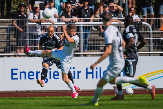 Patrick Kurzen (1. FC Bocholt, 07) flankt den Ball, Arton Tolaj (VFB Hilden, 03) reisst das Bein hoch um zu blocken VFB Hilden vs. 1. FC Bocholt, Fussball, Regionalliga-West, 01.Spieltag, Saison 2026 27, 01.08.2026, VFB Hilden vs. 1. FC Bocholt, Fussball, Regionalliga-West, 01.Spieltag, Saison 2026 27, 01.08.2026 Hilden *** Patrick Kurzen (1 FC Bocholt, 07) crosses the ball; Arton Tolaj (VFB Hilden, 03) raises his leg to block it. VFB Hilden vs. 1 FC Bocholt, Soccer, Regionalliga West, Matchday 1, 2026–27 season, August 1, 2026, VFB Hilden vs. 1 FC Bocholt, Soccer, Regionalliga West, Matchday 1, 2026–27 Season, August 1, 2026, Hilden Copyright: xEibner-Pressefoto LukasxBaldygax EP_LBA