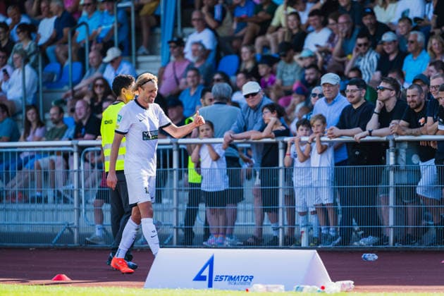 Pascal Weber (VFB Hilden, 10) zeigt den Fans den Daumen bei der Auswechslung VFB Hilden vs. 1. FC Bocholt, Fussball, Regionalliga-West, 01.Spieltag, Saison 2026 27, 01.08.2026, VFB Hilden vs. 1. FC Bocholt, Fussball, Regionalliga-West, 01.Spieltag, Saison 2026 27, 01.08.2026 Hilden *** Pascal Weber of VFB Hilden, No. 10, gives the fans a thumbs-up as he is substituted during the VFB Hilden vs. 1 FC Bocholt match, soccer, Regionalliga West, Matchday 1, 2026–27 season, August 1, 2026, VFB Hilden vs. 1 FC Bocholt, Soccer, Regionalliga West, Matchday 1, 2026–27 Season, August 1, 2026, Hilden Copyright: xEibner-Pressefoto LukasxBaldygax EP_LBA