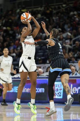 CHICAGO, USA - August 1: Jackie Young (0 Las Vegas Aces) shoots the ball during the game between the Chicago Sky and Las Vegas Aces at the United Center on Saturday, August 1 in Chicago, USA  Copyright: xShainaxBenhiyoun SPPx Sportspressphoto_SPR198999