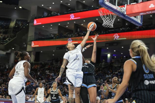 CHICAGO, USA - August 1: Kierstan Bell (1 Las Vegas Aces) and Kamilla Cardoso (10 Chicago Sky) jump for the rebound during the game between the Chicago Sky and Las Vegas Aces at the United Center on Saturday, August 1 in Chicago, USA  Copyright: xShainaxBenhiyoun SPPx Sportspressphoto_SPR199002