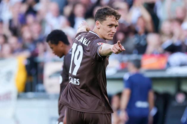 Martijn Kaars (FC St. Pauli) celebrates after scoring his teams second goal during the pre-season friendly match between FC St. Pauli and RC Deportivo La Corunaat Millerntor Stadium on August 1, 2026 in Hamburg, Germany. (Photo by Marco Steinbrenner DeFodi Images) - *** Martijn Kaars of FC St. Pauli celebrates after scoring his team s second goal during the preseason friendly match between FC St. Pauli and RC Deportivo La Coruna at Millerntor Stadium on August 1, 2026, in Hamburg, Germany. Photo by Marco Steinbrenner, DeFodi Images