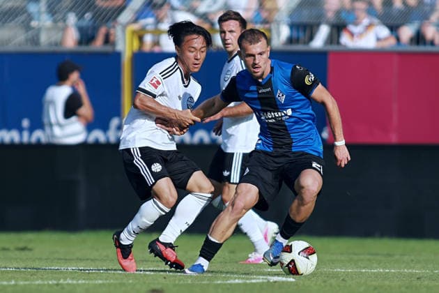 v.li. Keita Kosugi, (Eintracht Frankfurt 26), Kushtrim Asallari (SV Waldhof Mannheim, 20) GER, SV Waldhof Mannheim gegen Eintracht Frankfurt, Fussball, Testspieltag, Spielzeit 2026, 01.08.2026. (DFL DFB REGULATIONS PROHIBIT ANY USE OF PHOTOGRAPHS as IMAGE SEQUENCES and or QUASI-VIDEO). GER,SV Waldhof Mannheim gegen Eintracht Frankfurt, Fussball, Testspieltag, Spielzeit 2026, 01.08.2026. Mannheim *** From left: Keita Kosugi, Eintracht Frankfurt 26, Kushtrim Asallari, SV Waldhof Mannheim, 20 GER, SV Waldhof Mannheim vs. Eintracht Frankfurt, soccer, friendly match day, 2026 season, August 1, 2026 DFL DFB regulations prohibit any use of photographs as image sequences and or quasi-video GER, SV Waldhof Mannheim vs. Eintracht Frankfurt, soccer, friendly match day, 2026 season, August 1, 2026, Mannheim Copyright: xEibner-Pressefoto JoergxHirschx EP_JHH