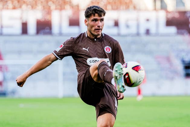 Deutschland: Fußball 2. Bundesliga 2026 27, Vorbereitungsspiel FC St. Pauli vs Deportivo de A Coruna Millerntor-Stadion (Hamburg): Arkadiusz Pyrka (FC St. Pauli, 11), Freisteller *** Germany Soccer 2. Bundesliga 2026–27, Preseason Match: FC St. Pauli vs. Deportivo de A Coruna, Millerntor Stadium, Hamburg; Arkadiusz Pyrka, FC St. Pauli, 11, Cutout Copyright: xStefanxTrochax