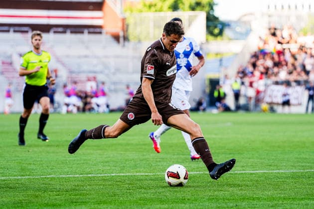 Deutschland: Fußball 2. Bundesliga 2026 27, Vorbereitungsspiel FC St. Pauli vs Deportivo de A Coruna Millerntor-Stadion (Hamburg): Martijn Kaars (FC St. Pauli, 19), Schuss *** Germany Soccer 2. Bundesliga 2026–27, Preseason Match: FC St. Pauli vs. Deportivo de A Coruna, Millerntor Stadium, Hamburg; Martijn Kaars, FC St. Pauli, 19, shot Copyright: xStefanxTrochax
