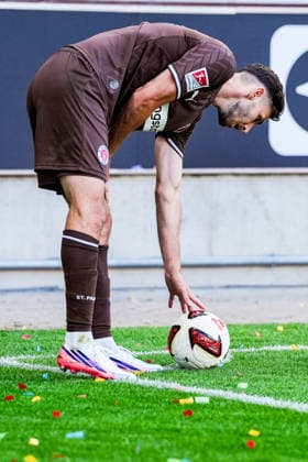 Deutschland: Fußball 2. Bundesliga 2026 27, Vorbereitungsspiel FC St. Pauli vs Deportivo de A Coruna Millerntor-Stadion (Hamburg): Branimir Hrgota (FC St. Pauli, 10) bei Ecke *** Germany Soccer 2. Bundesliga 2026–27, Preseason Match: FC St. Pauli vs. Deportivo de A Coruna, Millerntor Stadium, Hamburg; Branimir Hrgota (FC St. Pauli), 10, on a corner kick Copyright: xStefanxTrochax