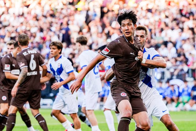 Deutschland: Fußball 2. Bundesliga 2026 27, Vorbereitungsspiel FC St. Pauli vs Deportivo de A Coruna Millerntor-Stadion (Hamburg): Taichi Hara (FC St. Pauli, 18) im Strafraum beim Zweikampf *** Germany Soccer 2. Bundesliga 2026–27, Preseason Match: FC St. Pauli vs. Deportivo de A Coruna, Millerntor Stadium, Hamburg; Taichi Hara of FC St. Pauli, No. 18, in a tackle inside the penalty area Copyright: xStefanxTrochax