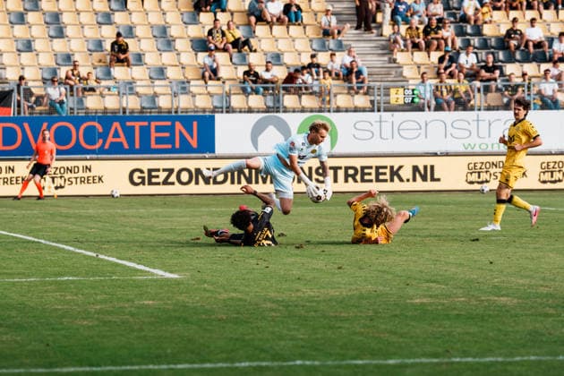 Niederlande Deutschland: Fußball Testspiel Männer 2026 - 2027 - Roda JC Kerkrade vs. Alemannia Aachen - Parkstad Limburg Stadion, Joel da Silva Kiala (Alemannia Aachen, 37), Zweikampf mit Bram Marsman (Roda JC Kerkrade, 25), hoher Ball, Justin Treichel (Roda JC Kerkrade, 1) hält, Parade *** Netherlands vs. Germany Men s Soccer Friendly 2026 2027 Roda JC Kerkrade vs. Alemannia Aachen Parkstad Limburg Stadium, Joel da Silva Kiala of Alemannia Aachen, 37, challenges Bram Marsman of Roda JC Kerkrade, 25; high ball; Justin Treichel of Roda JC Kerkrade, 1, makes a save Copyright: xThiemoxRudolphx