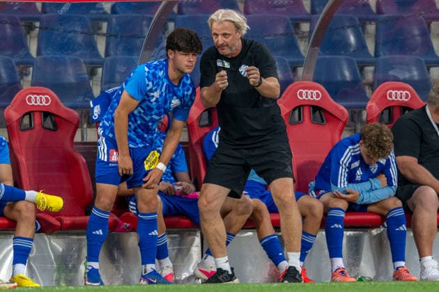 SOCCER - BL, RBS vs Hartberg SALZBURG,AUSTRIA,01.AUG.26 - SOCCER - ADMIRAL Bundesliga, Red Bull Salzburg vs TSV Hartberg. Image shows Luca Pazourek and head coach Markus Schopp (Hartberg).  GEPAxpictures xWolfgangxKofler