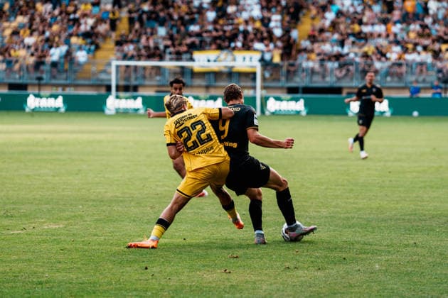 Niederlande Deutschland: Fußball Testspiel Männer 2026 - 2027 - Roda JC Kerkrade vs. Alemannia Aachen - Parkstad Limburg Stadion, Daniel Starodid (Alemannia Aachen, 9), Dribbling, am Ball, Zweikampf mit Jay Kruiver (Roda JC Kerkrade, 22) *** Netherlands vs. Germany Men s Soccer Friendly 2026 2027 Roda JC Kerkrade vs. Alemannia Aachen Parkstad Limburg Stadium, Daniel Starodid (Alemannia Aachen, No. 9), dribbling, in possession, in a tackle with Jay Kruiver (Roda JC Kerkrade, No. 22) Copyright: xThiemoxRudolphx