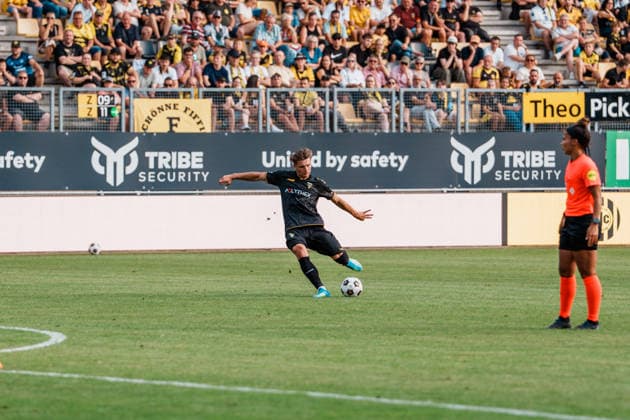 Niederlande Deutschland: Fußball Testspiel Männer 2026 - 2027 - Roda JC Kerkrade vs. Alemannia Aachen - Parkstad Limburg Stadion, Matti Wagner (Alemannia Aachen, 3) am Ball, direkter Freistoß *** Netherlands vs. Germany Men s Soccer Friendly 2026 2027 Roda JC Kerkrade vs. Alemannia Aachen Parkstad Limburg Stadium, Matti Wagner (Alemannia Aachen), 3 players on the ball, direct free kick Copyright: xThiemoxRudolphx