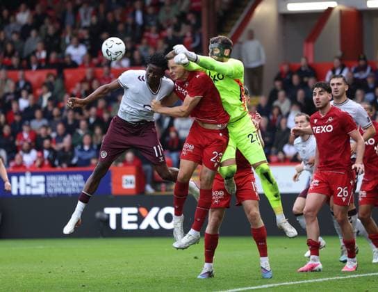 Hearts Pierre Landry Kabore Aberdeen s Lewis Mayo andAberdeen s Marius Muller Aberdeen v Heart of Midlothian, William Hill Scottish Premiership, Football, Pittodrie, Aberdeen, Scotland, UK - 01 Aug 2026Aberdeen Pittodrie Scotland United Kingdom  Copyright: xRussellxCheyne Shutterstockx 17024383cj