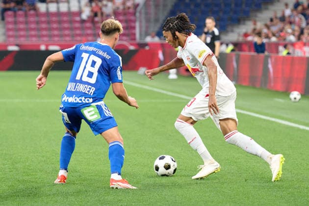 Salzburg, Österreich 01. August 2026: ADMIRAL Bundesliga - 2026 2027 - Sp. 1 - FC Red Bull Salzburg gegen TSV Egger Glas Hartberg Im Bild: v. li. im Zweikampf Fabian Wilfinger (TSV), Enrique Aguilar (RB) Red Bull Arena *** Salzburg, Austria, August 1, 2026 ADMIRAL Bundesliga 2026–2027 Matchday 1: FC Red Bull Salzburg vs. TSV Egger Glas Hartberg Pictured, from left, in a tackle: Fabian Wilfinger (TSV) and Enrique Aguilar (RB Red Bull Arena) Copyright: xFotostandx xWassmuthx