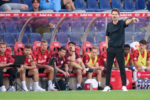 Salzburg, Österreich 01. August 2026: ADMIRAL Bundesliga - 2026 2027 - Sp. 1 - FC Red Bull Salzburg gegen TSV Egger Glas Hartberg Im Bild: Trainer Danny Röhl Roehl (RB) gestikuliert auf dem Spielfeld. Red Bull Arena *** Salzburg, Austria, August 1, 2026 ADMIRAL Bundesliga 2026–2027 Matchday 1: FC Red Bull Salzburg vs. TSV Egger Glas Hartberg. Pictured: RB coach Danny Röhl gesturing on the field at Red Bull Arena. Copyright: xFotostandx xWassmuthx