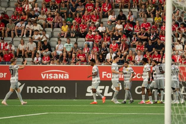 BERN, BERN, SWITZERLAND - AUGUST 1: Players of BSC Young Boys celebrate after teammate Joël Monteiro scored his team’s opening goal during the Swiss Super League match between FC Thun and BSC Young Boys at Stockhorn Arena on August 1, 2026 in Bern, Bern, Switzerland.  Copyright: xLivioxBaeriswylx xSPPx Sportspressphoto_SPR199009