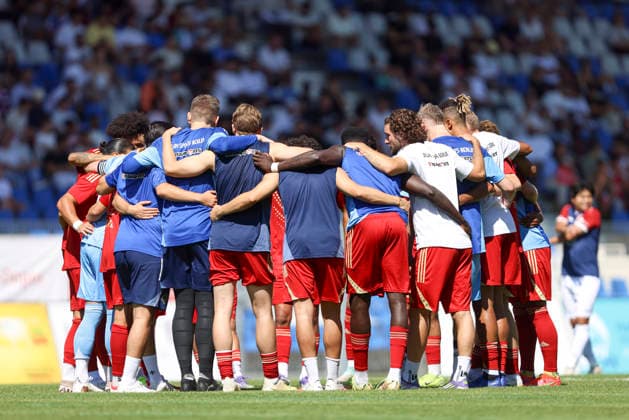 Spieler von Delay Sports Berlin bilden einen Teamkreis waehrend des Testspiels zwischen KFC Uerdingen 05 und Delay Sports Berlin, Grotenburg Stadion am 01. August 2026 in Krefeld, Deutschland. (Foto von Oliver Kaelke DeFodi Images) +++ Players from Delay Sports Berlin form a circle during the friendly match between KFC Uerdingen 05n and Delay Sports Berlin at Grotenburg Stadion on August 1, 2026 in Krefeld, Germany. (Photo by Oliver Kaelke DeFodi Images) - *** Players from Delay Sports Berlin form a team circle during the friendly match between KFC Uerdingen 05 and Delay Sports Berlin, Grotenburg Stadium on August 1, 2026, in Krefeld, Germany. Photo by Oliver Kaelke, DeFodi Images. Players from Delay Sports Berlin form a circle during the friendly match between KFC Uerdingen 05 and Delay Sports Berlin at Grotenburg Stadium on August 1, 2026 in Krefeld, Germany. Photo by Oliver Kaelke, DeFodi Images