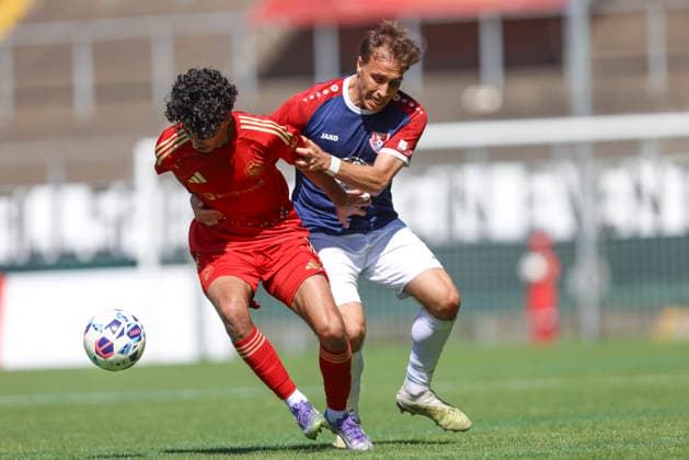 Ali Wazneh (Delay Sports Berlin) und Ibrahim Nadir (KFC Uerdingen 05) im Zweikampf waehrend des Testspiels zwischen KFC Uerdingen 05 und Delay Sports Berlin, Grotenburg Stadion am 01. August 2026 in Krefeld, Deutschland. (Foto von Oliver Kaelke DeFodi Images) +++ Ali Wazneh (Delay Sports Berlin) und Ibrahim Nadir (KFC Uerdingen 05) battle for the ball during the friendly match between KFC Uerdingen 05n and Delay Sports Berlin at Grotenburg Stadion on August 1, 2026 in Krefeld, Germany. (Photo by Oliver Kaelke DeFodi Images) - *** Ali Wazneh of Delay Sports Berlin and Ibrahim Nadir of KFC Uerdingen 05 battle for the ball during the friendly match between KFC Uerdingen 05 and Delay Sports Berlin at Grotenburg Stadium on August 1, 2026, in Krefeld, Germany. Photo by Oliver Kaelke, DeFodi Images. Ali Wazneh of Delay Sports Berlin and Ibrahim Nadir of KFC Uerdingen 05 battle for the ball during the friendly match between KFC Uerdingen 05 and Delay Sports Berlin at Grotenburg Stadium on August 1, 2026 in Krefeld, Germany. Photo by Oliver Kaelke, DeFodi Images