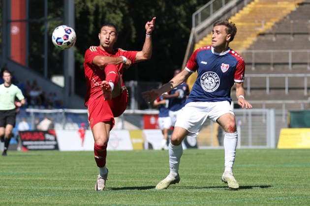 Orhan YÄ±ldÄ±rÄ±m (Delay Sports Berlin) und Ibrahim Nadir (KFC Uerdingen 05) im Zweikampf waehrend des Testspiels zwischen KFC Uerdingen 05 und Delay Sports Berlin, Grotenburg Stadion am 01. August 2026 in Krefeld, Deutschland. (Foto von Oliver Kaelke DeFodi Images) +++ Orhan YÄ±ldÄ±rÄ±m (Delay Sports Berlin) und Ibrahim Nadir (KFC Uerdingen 05) battle for the ball during the friendly match between KFC Uerdingen 05n and Delay Sports Berlin at Grotenburg Stadion on August 1, 2026 in Krefeld, Germany. (Photo by Oliver Kaelke DeFodi Images) - *** Orhan Yildirim of Delay Sports Berlin and Ibrahim Nadir of KFC Uerdingen 05 battle for the ball during the friendly match between KFC Uerdingen 05 and Delay Sports Berlin at Grotenburg Stadium on August 1, 2026, in Krefeld, Germany Photo by Oliver Kaelke DeFodi Images Orhan Yildirim of Delay Sports Berlin and Ibrahim Nadir of KFC Uerdingen 05 battle for the ball during the friendly match between KFC Uerdingen 05 and Delay Sports Berlin at Grotenburg Stadium on August 1, 2026 in Krefeld, Germany Photo by Oliver Kaelke, DeFodi Images