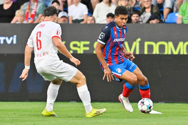 2. kolo prvni fotbalove ligy: Viktoria Plzen - Zbrojovka Brno, 1. srpna 2026, Plzen. Zleva Lukas Penxa ze Zbrojovky Brno a Christophe Kabongo z Plzne. (CTKxPhoto MiroslavxChaloupka) CTKPhotoP2026080105095  CTKPhotoP2026080105095