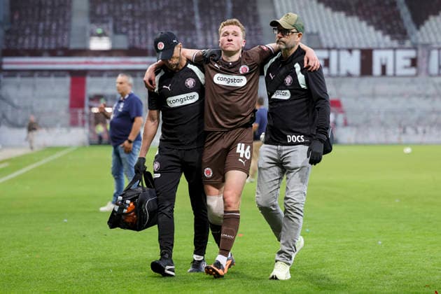 Rawley St. John (FC St. Pauli) goes into the changing room injured during the pre-season friendly match between FC St. Pauli and RC Deportivo La Corunaat Millerntor Stadium on August 1, 2026 in Hamburg, Germany. (Photo by Marco Steinbrenner DeFodi Images) - *** Rawley St John of FC St Pauli heads to the locker room after sustaining an injury during the preseason friendly match between FC St Pauli and RC Deportivo La Coruna at Millerntor Stadium on August 1, 2026, in Hamburg, Germany. Photo by Marco Steinbrenner, DeFodi Images