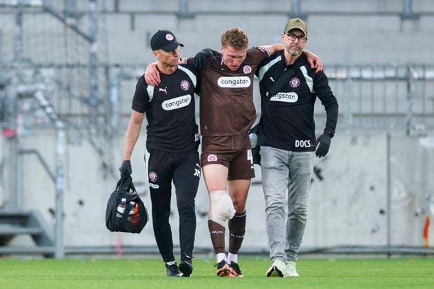 Rawley St. John (FC St. Pauli) goes into the changing room injured during the pre-season friendly match between FC St. Pauli and RC Deportivo La Corunaat Millerntor Stadium on August 1, 2026 in Hamburg, Germany. (Photo by Marco Steinbrenner DeFodi Images) - *** Rawley St John of FC St Pauli heads to the locker room after sustaining an injury during the preseason friendly match between FC St Pauli and RC Deportivo La Coruna at Millerntor Stadium on August 1, 2026, in Hamburg, Germany. Photo by Marco Steinbrenner, DeFodi Images