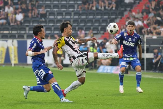 Fussball: Österreich: ADMIRAL Bundesliga 2026 2027 - 1. Spieltag, 31.07.2026 - Linzer ASK (LASK) vs. Grazer AK 1902 (GAK) - Raiffeisen Arena (Linz, Österreich); im Bild Christian Lichtenberger, GAK, Sascha Horvath, LASK *** Soccer Austria ADMIRAL Bundesliga 2026–2027, Matchday 1, July 31, 2026: Linzer ASK LASK vs. Grazer AK 1902 (GAK) at Raiffeisen Arena, Linz, Austria. Pictured: Christian Lichtenberger, GAK, Sascha Horvath, LASK