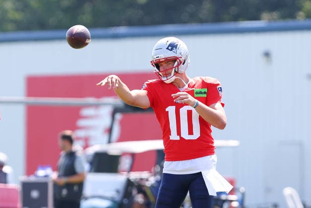 FOXBOROUGH, MA - AUGUST 01: New England Patriots quarterback Drake Maye (10) throws a pass during training camp on August 1, 2026, at Gillette Stadium in Foxborough, MA. (Photo by M. Anthony Nesmith Icon Sportswire) NFL, American Football Herren, USA AUG 01 New England Patriots Training Camp EDITORIAL USE ONLY Icon26080101