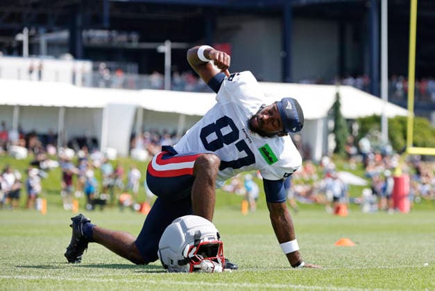 FOXBOROUGH, MA - AUGUST 01: New England Patriots wide receiver Romeo Doubs (87) warms up during training camp on August 1, 2026, at Gillette Stadium in Foxborough, MA. (Photo by M. Anthony Nesmith Icon Sportswire) NFL, American Football Herren, USA AUG 01 New England Patriots Training Camp EDITORIAL USE ONLY Icon26080108