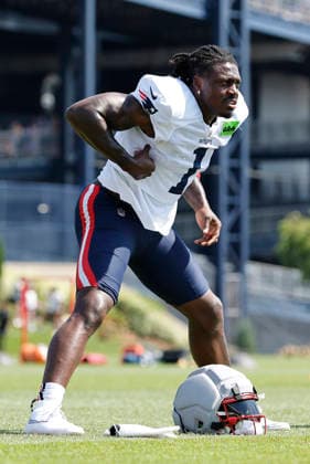 FOXBOROUGH, MA - AUGUST 01: New England Patriots wide receiver A.J. Brown (1) warms up during training camp on August 1, 2026, at Gillette Stadium in Foxborough, MA. (Photo by M. Anthony Nesmith Icon Sportswire) NFL, American Football Herren, USA AUG 01 New England Patriots Training Camp EDITORIAL USE ONLY Icon26080107