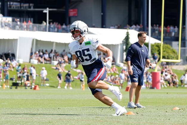 FOXBOROUGH, MA - AUGUST 01: New England Patriots tight end Hunter Henry (85) participate in drills during training camp on August 1, 2026, at Gillette Stadium in Foxborough, MA. (Photo by M. Anthony Nesmith Icon Sportswire) NFL, American Football Herren, USA AUG 01 New England Patriots Training Camp EDITORIAL USE ONLY Icon26080119