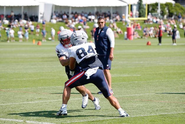 FOXBOROUGH, MA - AUGUST 01: New England Patriots tight end Tanner Arkin (84) and New England Patriots tight end Mitch Van Vooren (46) participate in drills as New England Patriots head coach Mike Vrabel looks on during training camp on August 1, 2026, at Gillette Stadium in Foxborough, MA. (Photo by M. Anthony Nesmith Icon Sportswire) NFL, American Football Herren, USA AUG 01 New England Patriots Training Camp EDITORIAL USE ONLY Icon26080121