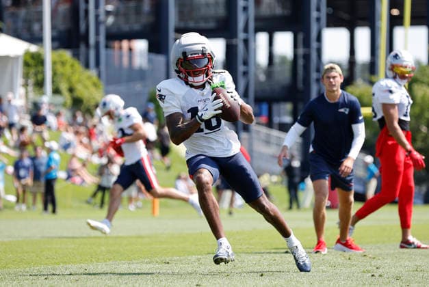 FOXBOROUGH, MA - AUGUST 01: New England Patriots wide receiver Kyle Williams (18) makes a catch during training camp on August 1, 2026, at Gillette Stadium in Foxborough, MA. (Photo by M. Anthony Nesmith Icon Sportswire) NFL, American Football Herren, USA AUG 01 New England Patriots Training Camp EDITORIAL USE ONLY Icon26080125