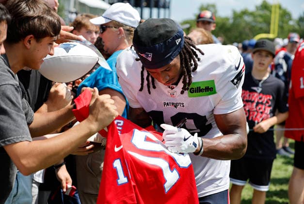 FOXBOROUGH, MA - AUGUST 01: New England Patriots wide receiver Kyle Williams (18) sign autographs during training camp on August 1, 2026, at Gillette Stadium in Foxborough, MA. (Photo by M. Anthony Nesmith Icon Sportswire) NFL, American Football Herren, USA AUG 01 New England Patriots Training Camp EDITORIAL USE ONLY Icon26080134