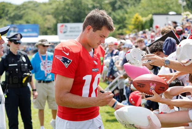 FOXBOROUGH, MA - AUGUST 01: New England Patriots quarterback Drake Maye (10) sign autographs during training camp on August 1, 2026, at Gillette Stadium in Foxborough, MA. (Photo by M. Anthony Nesmith Icon Sportswire) NFL, American Football Herren, USA AUG 01 New England Patriots Training Camp EDITORIAL USE ONLY Icon26080136