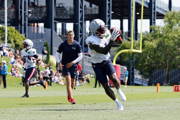 FOXBOROUGH, MA - AUGUST 01: New England Patriots wide receiver A.J. Brown (1) makes a catch during training camp on August 1, 2026, at Gillette Stadium in Foxborough, MA. (Photo by M. Anthony Nesmith Icon Sportswire) NFL, American Football Herren, USA AUG 01 New England Patriots Training Camp EDITORIAL USE ONLY Icon26080123