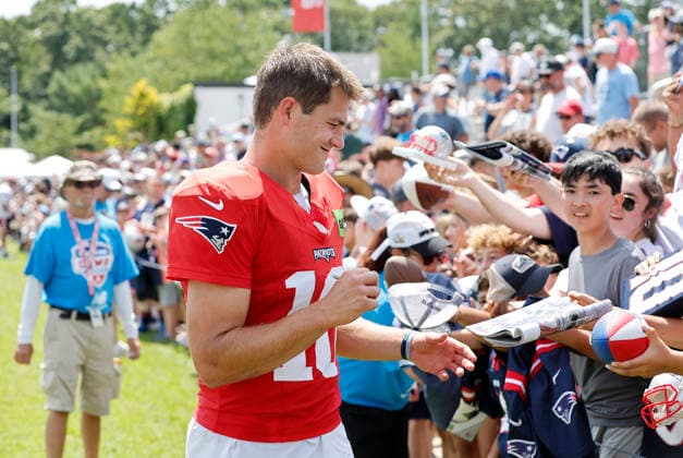 FOXBOROUGH, MA - AUGUST 01: New England Patriots quarterback Drake Maye (10) sign autographs during training camp on August 1, 2026, at Gillette Stadium in Foxborough, MA. (Photo by M. Anthony Nesmith Icon Sportswire) NFL, American Football Herren, USA AUG 01 New England Patriots Training Camp EDITORIAL USE ONLY Icon26080137