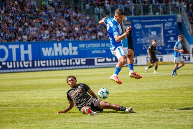vorn Ouassim Karada (Rostock) gegen Mathieu Nguefack (Gladbach) ; GER, FC Hansa Rostock vs. Borussia Mönchengladbach, Fußball, Männer, Testspiel, Spielzeit 2026 2027, 01.08.2026 Rostock Ostseestadion Mecklenburg - Vorpommern Deutschland *** Ouassim Karada (Rostock) vs. Mathieu Nguefack (Gladbach) GER, FC Hansa Rostock vs. Borussia Mönchengladbach, Soccer, Men, Friendly, 2026–2027 Season, August 1, 2026, Rostock Ostseestadion, Mecklenburg-Western Pomerania, Germany