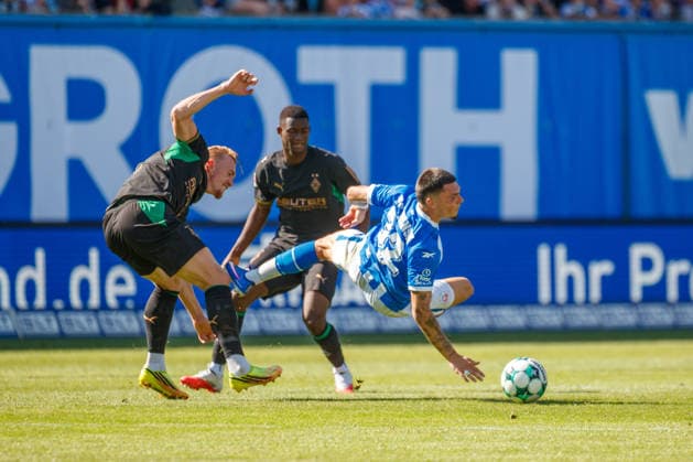 links Isac Lidberg (Gladbach) gegen Niklas Kölle (Rostock) ; GER, FC Hansa Rostock vs. Borussia Mönchengladbach, Fußball, Männer, Testspiel, Spielzeit 2026 2027, 01.08.2026 Rostock Ostseestadion Mecklenburg - Vorpommern Deutschland *** Left: Isac Lidberg (Gladbach) vs. Niklas Kölle (Rostock), GER, FC Hansa Rostock vs. Borussia Mönchengladbach, Soccer, Men, Friendly, 2026–2027 Season, August 1, 2026, Rostock Ostseestadion, Mecklenburg-Western Pomerania, Germany