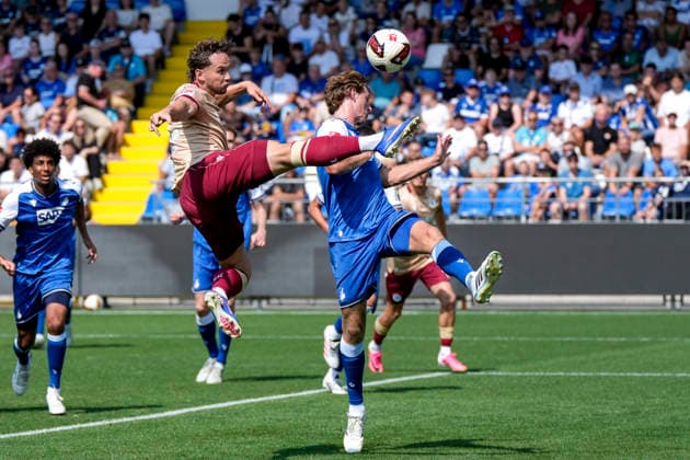 v.li.: Christoph Kobald (KSC, 22), Wouter Burger (Hoffenheim, 18), Zweikampf, Spielszene, Duell, duel, tackle, tackling, Dynamik, Action, Aktion, 01.08.2026, Sinsheim (Deutschland), Fussball, Testspiel, TSG 1899 Hoffenheim - Karlsruher SC, DFB DFL REGULATIONS PROHIBIT ANY USE OF PHOTOGRAPHS AS IMAGE SEQUENCES AND OR QUASI-VIDEO. *** From left: Christoph Kobald (KSC), 22, Wouter Burger (Hoffenheim), 18, tackle, game scene, duel, tackle, tackling, dynamic, action, 01 08 2026, Sinsheim, Germany, soccer, friendly match, TSG 1899 Hoffenheim vs. Karlsruher SC, DFB and DFL regulations prohibit any use of photographs as image sequences and or quasi-video xozx