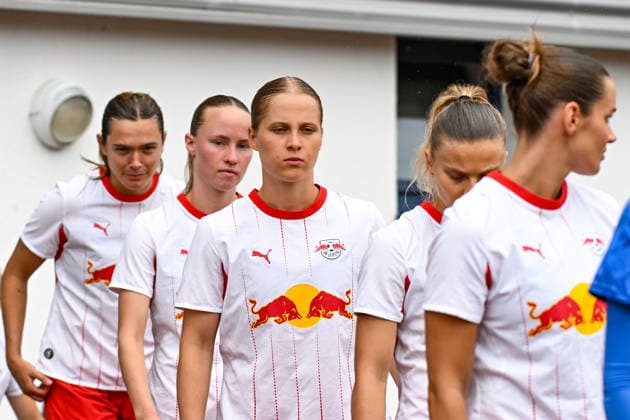 Fußball I Frauen I Saison 2026-2027 I Freundschaftsspiel I RB Leipzig - VfL Wolfsburg I 01.08.2026 Emilia Asgeirsdottir (8, Rasenballsport Leipzig) (m.) kurz vor dem Anpfiff mit konzentrierter Miene Markranstädt Rasenplatz, Stadion am Bad Großfeld, Am Stadtbad 30 Sachsen Deutschland *** Soccer I Women I 2026–2027 Season I Friendly Match I RB Leipzig vs. VfL Wolfsburg I August 1, 2026 Emilia Asgeirsdottir 8, Rasenballsport Leipzig’s Emilia Asgeirsdottir, looking focused just before kickoff at the Markranstädt grass field, Stadion am Bad Großfeld, Am Stadtbad 30, Saxony, Germany Copyright: xLobeca InesxHähnelx