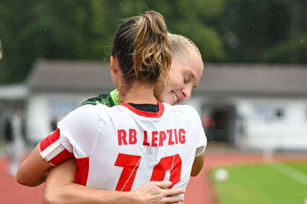 Fußball I Frauen I Saison 2026-2027 I Freundschaftsspiel I RB Leipzig - VfL Wolfsburg I 01.08.2026 Sandra Starke (13, Rasenballsport Leipzig) umarmt kurz vor dem Spiel Janina Minge (6, VfL Wolfsburg) Markranstädt Rasenplatz, Stadion am Bad Großfeld, Am Stadtbad 30 Sachsen Deutschland *** Soccer I Women I 2026–2027 Season I Friendly Match I RB Leipzig vs. VfL Wolfsburg I August 1, 2026 Sandra Starke 13, Rasenballsport Leipzig hugs Janina Minge 6 shortly before the game, VfL Wolfsburg Markranstädt Grass Field, Stadion am Bad Großfeld, Am Stadtbad 30, Saxony, Germany Copyright: xLobeca InesxHähnelx