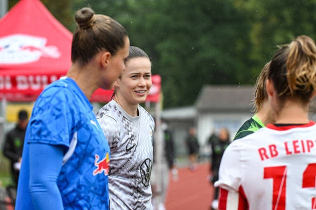 Fußball I Frauen I Saison 2026-2027 I Freundschaftsspiel I RB Leipzig - VfL Wolfsburg I 01.08.2026 Stina Johannes (1, VfL Wolfsburg) (2.v.r) kurz vor dem Spiel Freisteller, Nahaufnahme, Porträt, Portrait, Einzelfoto, Einzelbild, Körper Markranstädt Rasenplatz, Stadion am Bad Großfeld, Am Stadtbad 30 Sachsen Deutschland *** Soccer I Women s I 2026–2027 Season I Friendly Match I RB Leipzig vs. VfL Wolfsburg I August 1, 2026 Stina Johannes 1, VfL Wolfsburg 2 v r shortly before the game; cutout, close-up, portrait, individual photo, single image, body; Markranstädt grass field, Stadion am Bad Großfeld, Am Stadtbad 30, Saxony, Germany Copyright: xLobeca InesxHähnelx