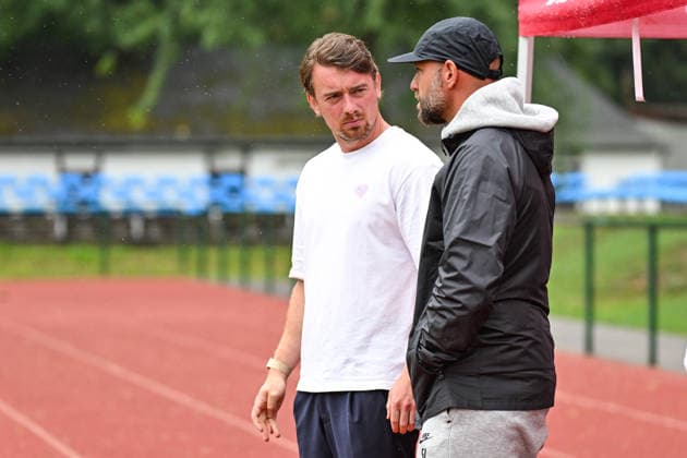 Fußball I Frauen I Saison 2026-2027 I Freundschaftsspiel I RB Leipzig - VfL Wolfsburg I 01.08.2026 Jonas Stephan (Trainer, Rasenballsport Leipzig) und Stephan Lerch (Trainer, VfL Wolfsburg) kurz vor dem Anpfiff im Gespräch Markranstädt Rasenplatz, Stadion am Bad Großfeld, Am Stadtbad 30 Sachsen Deutschland *** Soccer I Women’s I 2026–2027 Season I Friendly Match I RB Leipzig vs. VfL Wolfsburg I August 1, 2026 Jonas Stephan, Coach, Rasenballsport Leipzig, and Stephan Lerch, Coach, VfL Wolfsburg, talking shortly before kickoff at the Markranstädt grass field, Stadion am Bad Großfeld, Am Stadtbad 30, Saxony, Germany Copyright: xLobeca InesxHähnelx